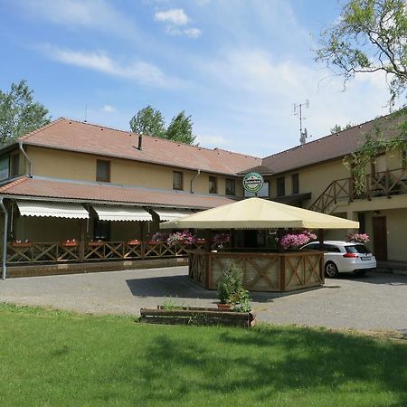 Guest House Meat Heads Pub Komárno Екстериор снимка