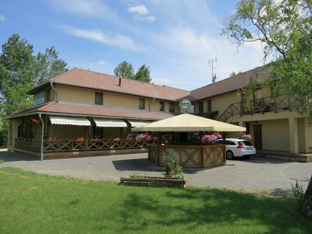 Guest House Meat Heads Pub Komárno Екстериор снимка