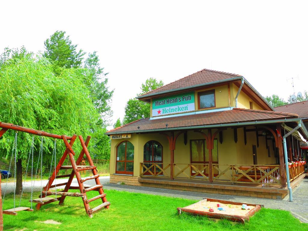 Guest House Meat Heads Pub Komárno Екстериор снимка
