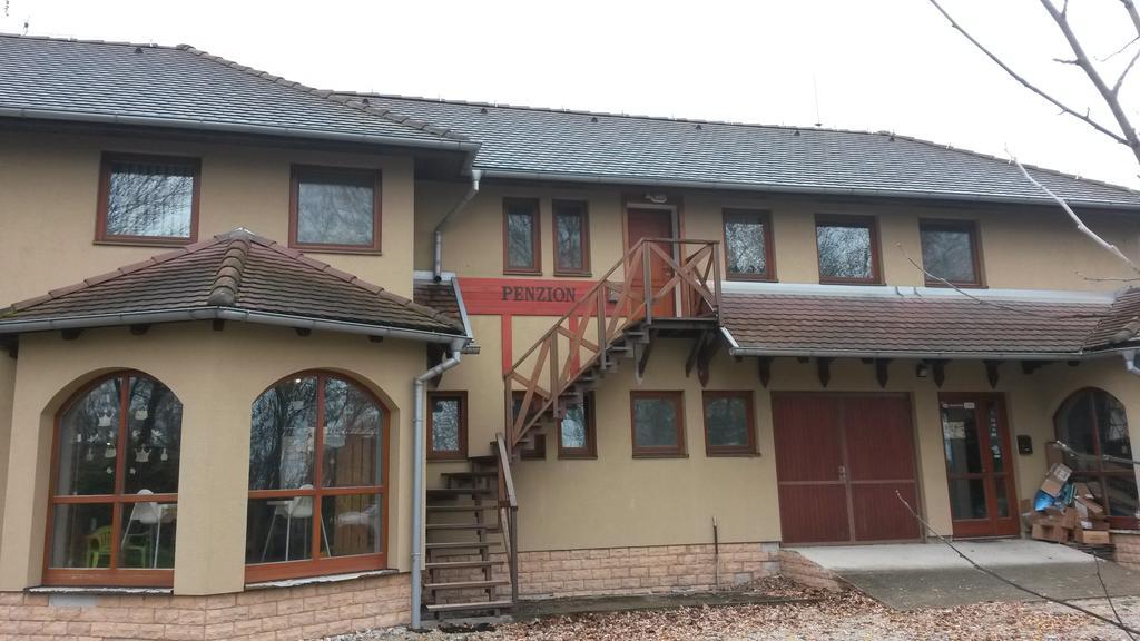 Guest House Meat Heads Pub Komárno Екстериор снимка