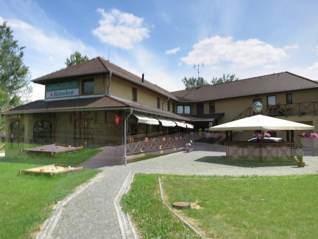 Guest House Meat Heads Pub Komárno Екстериор снимка